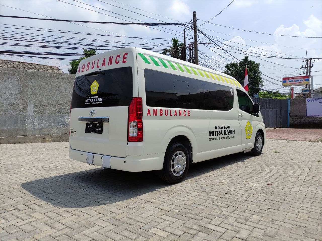Toyota Hiace Premio Ambulance 4