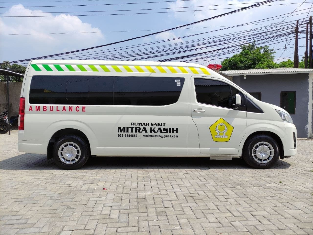 Toyota Hiace Premio Ambulance 3